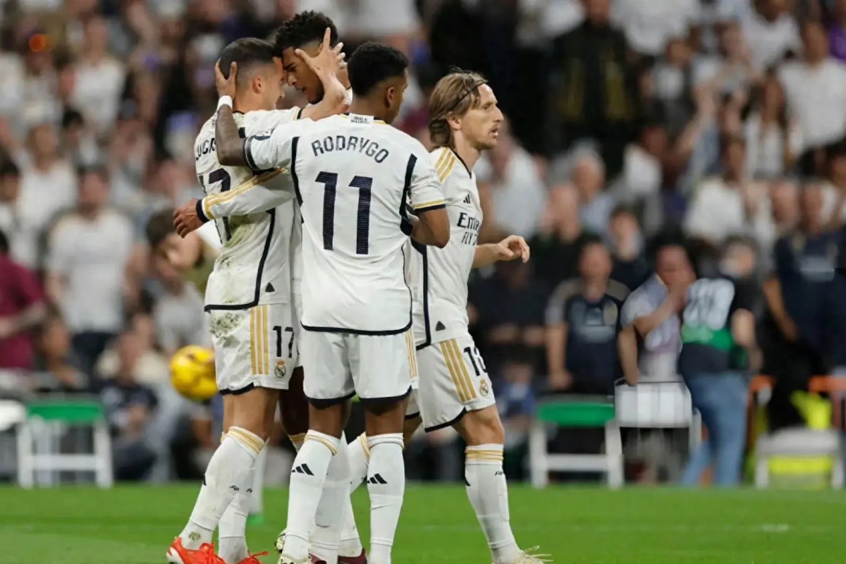 爱游戏在线-皇马后卫神勇救险，助球队成功保级，论坛电话不会.-爱游戏在线